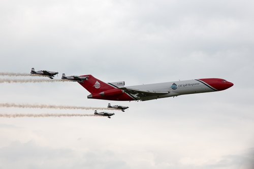 Blades with oil spill response Boeing 727